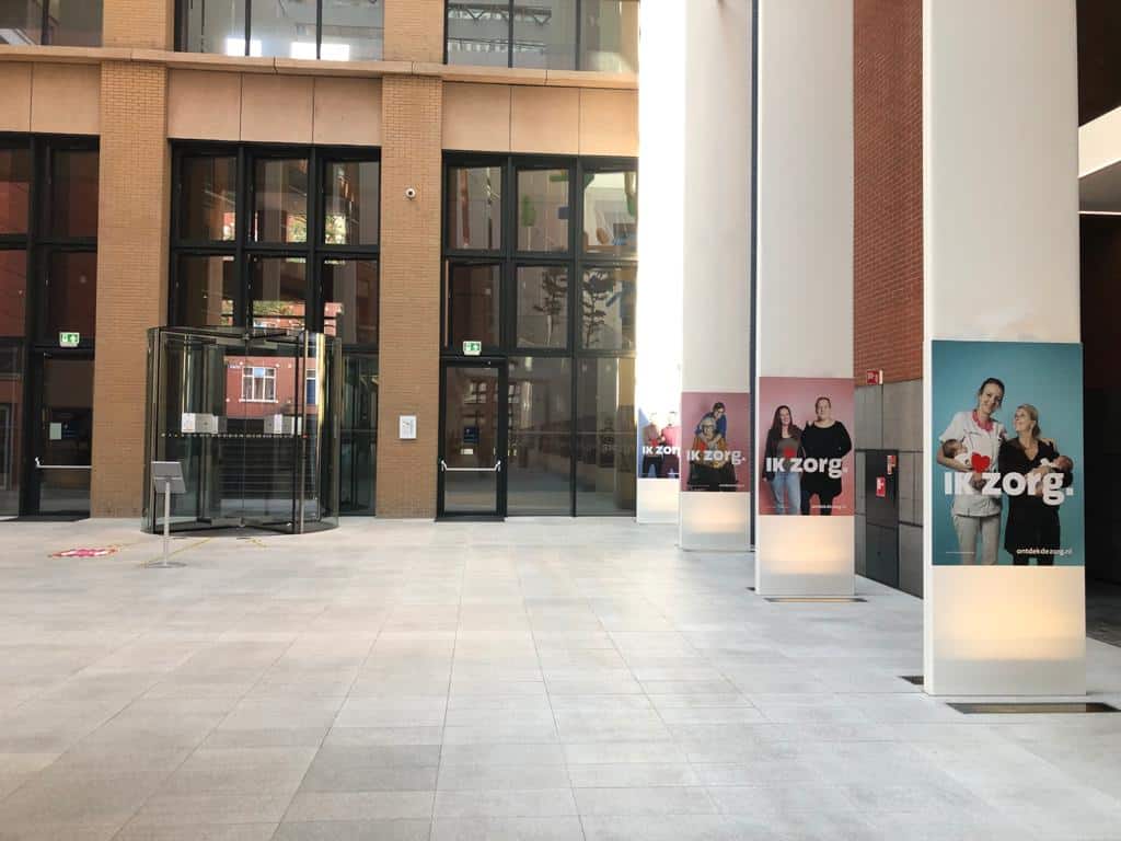 ingang van het gebouw van ministerie van volksgezondheid, welzijn en sport in Den Haag.