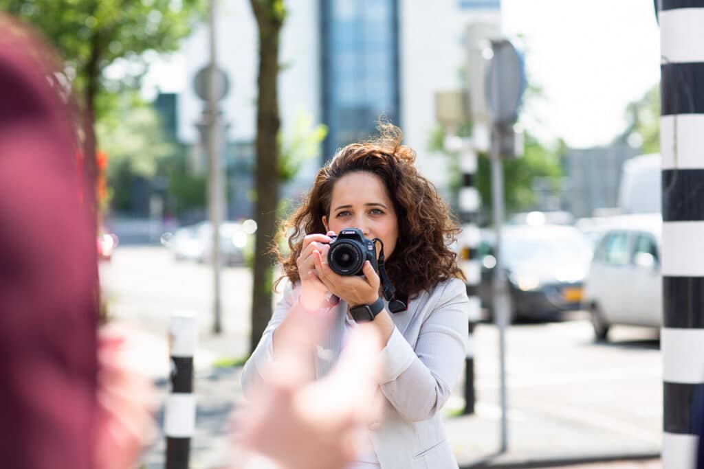 Vrouw maakt foto's op straat