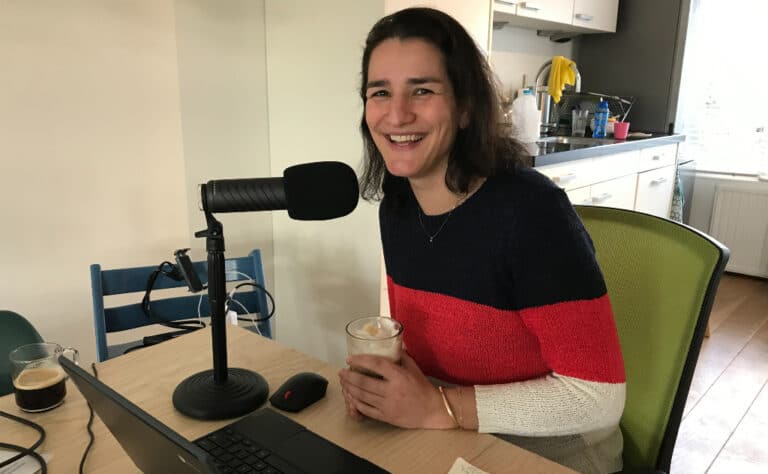 vrouw neemt podcast op in de keuken