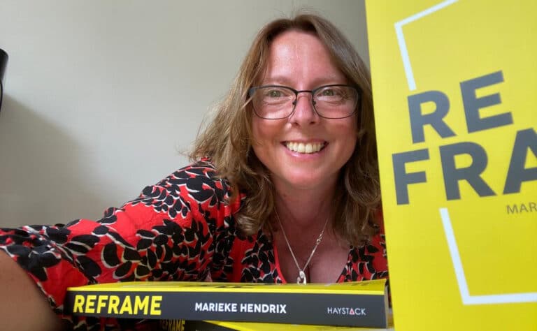 Selfie van een vrouw met het boek reframe van marieke hendrix