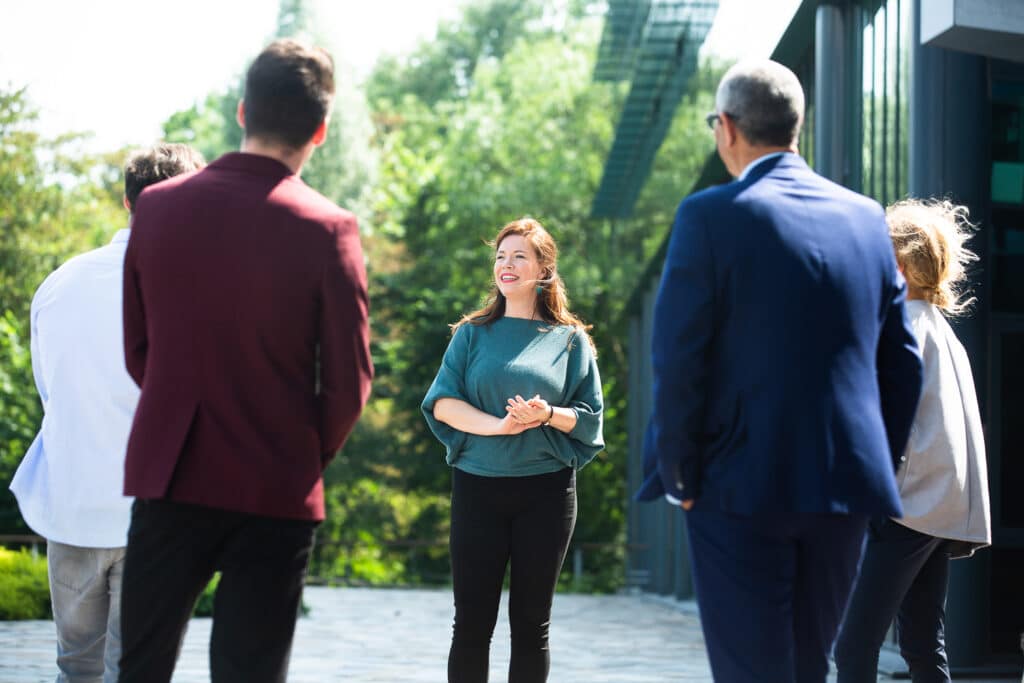 Collega's praten buiten bij