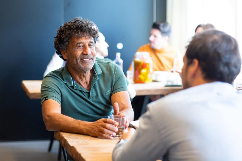 Collega's praten bij aan tafel