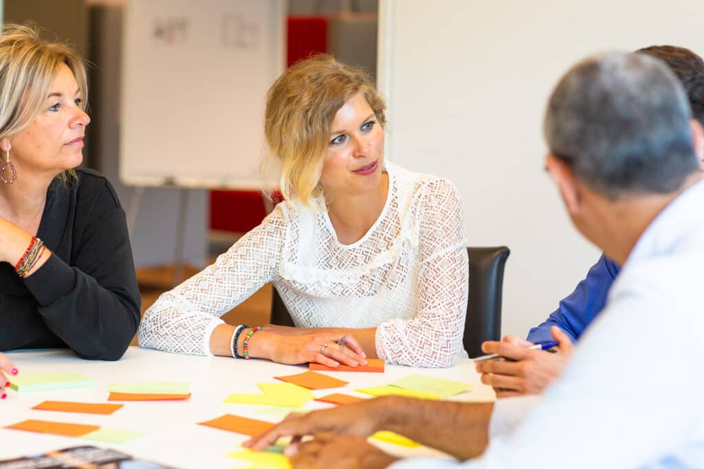 Brainstormsessie met vier collega's en post-its