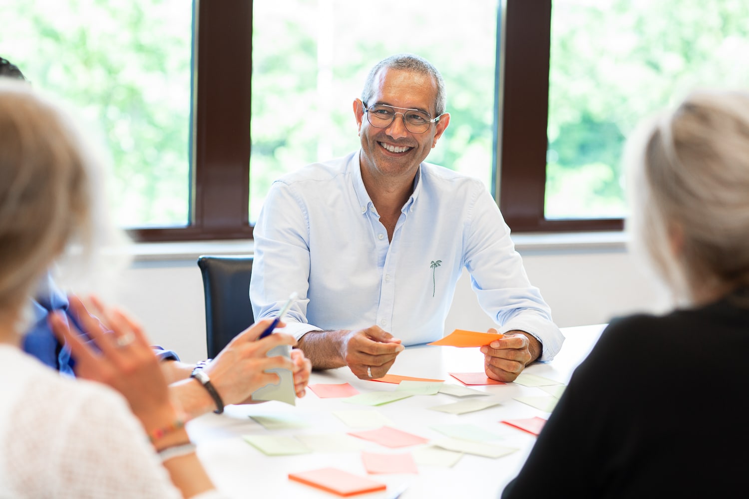 Brainstormsessie met vier collega's en post-its