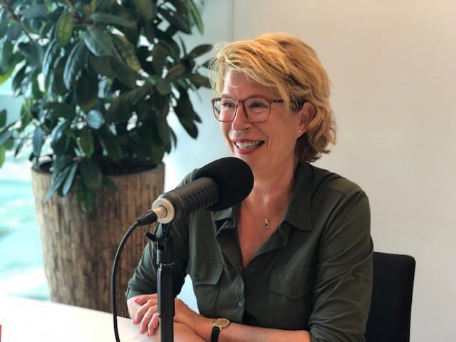 Marion van der Voort achter de microfoon voor de podcast Getting comfie with... van Future Communication