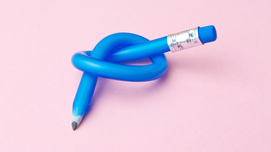 Een potlood van rubber waar een knoop in zit