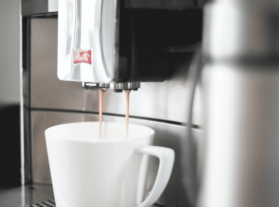 Kopje koffie onder een automaat