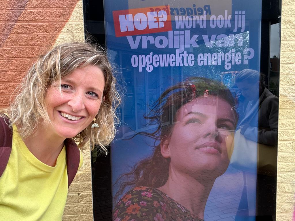 Collega Willemijn poseert bij de poster