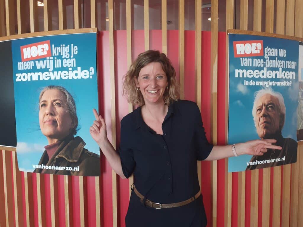 Collega Willemijn poseert bij posters van de campagne