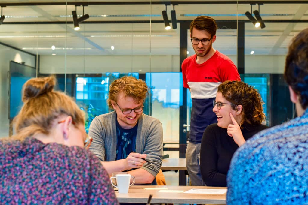 Consultants van Future Communication werken samen tijdens een communicatietraining van de Future Academy.