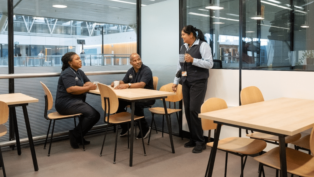 Foto van collega's die koffiedrinken in een gerenoveerde kantine van het RASCI-project