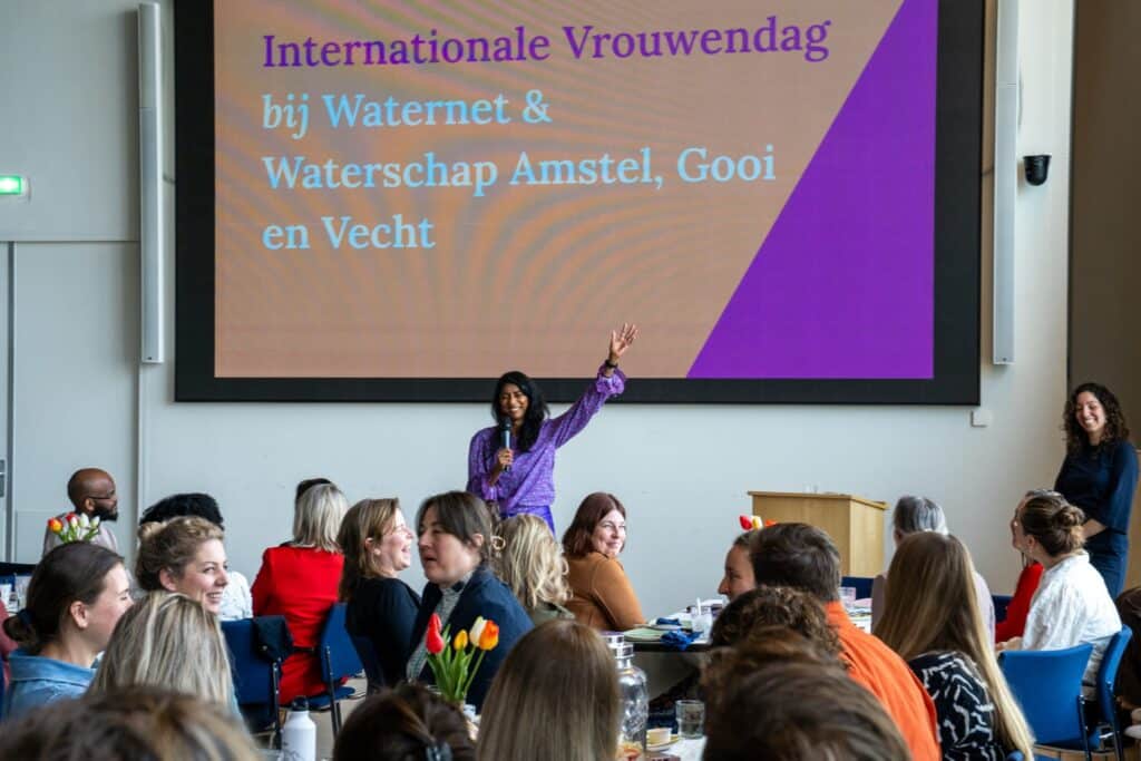 Sharda staat voor een groep te presenteren
