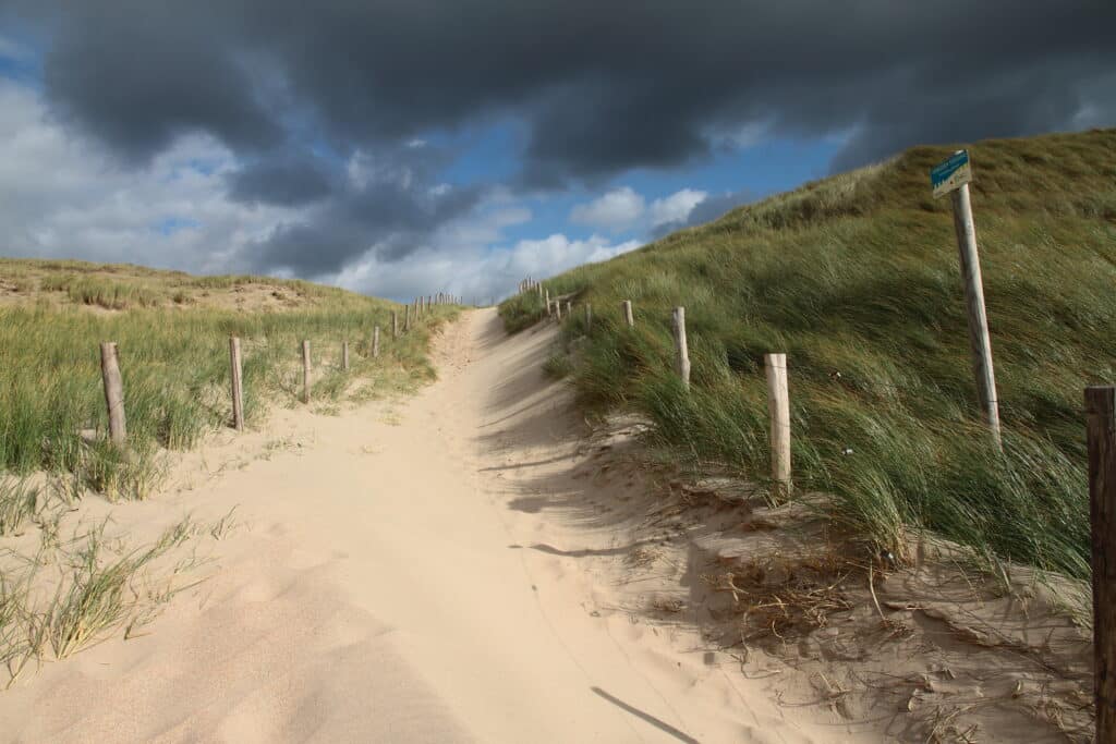 In het midden zand met links en rechts duinen