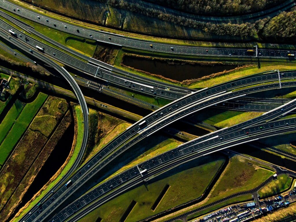 snelweg die verschillende kanten op gaat