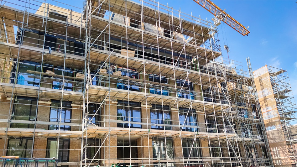 Een rij appartementen dat wordt gebouwd en in de steigers staat